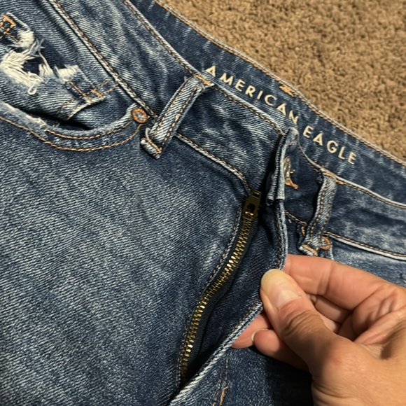 EUC American Eagle Mom Straight Jeans-Sz 4R-Med Wash-Distressed-58% Cotton - Picture 7 of 16